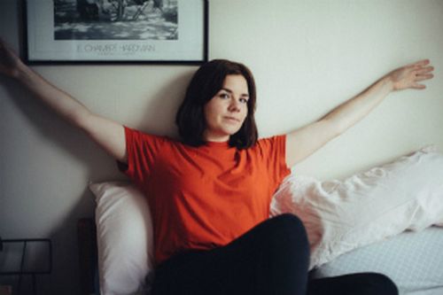Tiny Ruins: Neues Video "Holograms"!