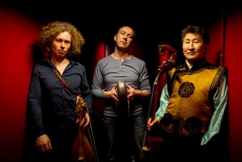 Sie sind zu dritt, haben zwei seltsame Geigen: Violons Barbare