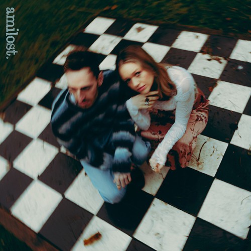 Dunkel, traurig, wunderschön – Amilost veröffentlichen „Chapters of a Heartbreak“
