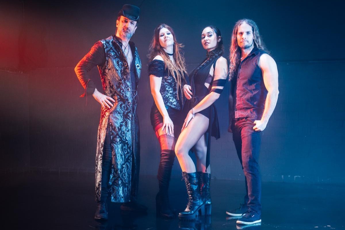 Neue Single! 'The Dark Side Of The Moon' zeigen den Hungerspielen die Zähne Neue Single! 'The Dark Side...