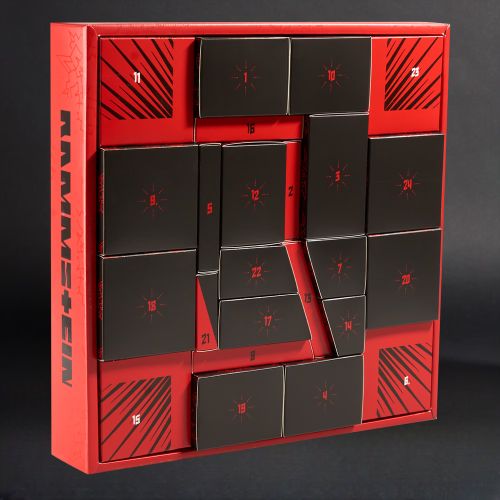 Karton, Krach und Kerzenschein – der Rammstein-Adventskalender explodiert vor Festtagsfreude! Karton, Krach und Kerzenschein –...