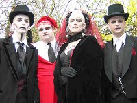 Antiworld unterschreiben bei Alice in...