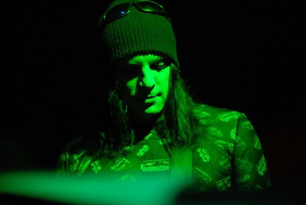Michelle Darkness (End of green) wandelt auf Solopfaden
