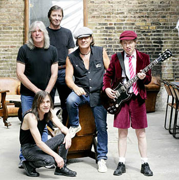 AC/DC rocken die Kinos
