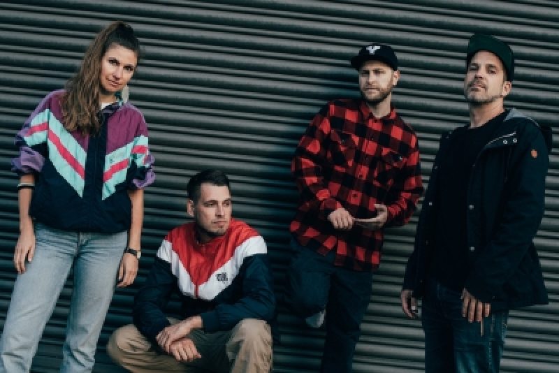 Neonschwarz neue Videosingle "Maradona"
